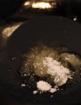 葱烧牛蹄筋,开火坐锅倒葱油炒糖色,如果不会可以用老抽,把泡的牛蹄筋捞出来沥干水份