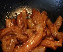 葱烧牛蹄筋,糖色炒好后下牛蹄筋炒开,然后放加饭酒和酱油一起炒,没炒糖色的就放老抽,少放,目的就是让菜发出些许红色,漂亮呗