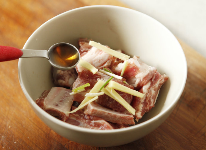 豆豉蒸排骨 ,<a style='color:red;display:inline-block;' href='/shicai/ 959'>肋排</a>切长段放入容器后加入<a style='color:red;display:inline-block;' href='/shicai/ 3250'>葱</a>姜、<a style='color:red;display:inline-block;' href='/shicai/ 718'>料酒</a>、<a style='color:red;display:inline-block;' href='/shicai/ 788'>生抽</a>、盐、<a style='color:red;display:inline-block;' href='/shicai/ 10588'>糖</a>。
