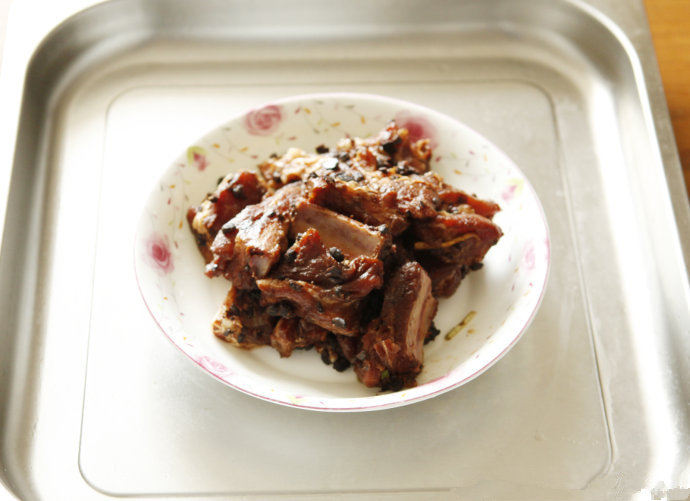 豆豉蒸排骨 ,晚中食材和调料充分搅拌均匀,腌制30分钟。