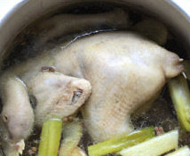担担面,熬点鸡汤,放几粒<a style='color:red;display:inline-block;' href='/shicai/ 700'>花椒</a>,加饭酒,<a style='color:red;display:inline-block;' href='/shicai/ 3250'>葱</a>姜等去腥提香,坐开后撇沫关小火熬,微开