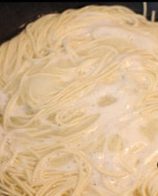 担担面,<a style='color:red;display:inline-block;' href='/shicai/ 526'>面条</a>煮好后，倒入即可