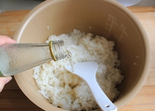 金枪鱼饭团,蒸好的米饭稍微晾一下,加入两大勺的<a style='color:red;display:inline-block;' href='/shicai/ 4734'>寿司醋</a>拌匀待用。
