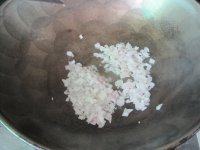 可乐饼,锅内热油,倒入洋葱炒香