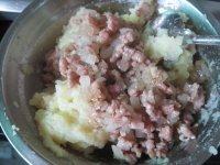 可乐饼,将炒好的洋葱<a style='color:red;display:inline-block;' href='/shicai/ 414'>猪肉</a>末倒入土豆泥拌匀,馅料和土豆泥比例为1:1