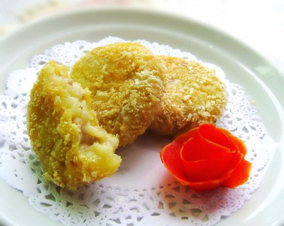 可乐饼,可以在家吃日本的风味小吃了,趁热吃好香,也可以