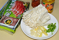 酸汤肥牛 ,<a style='color:red;display:inline-block;' href='/shicai/ 11714'>肥牛片</a>提前解冻，<a style='color:red;display:inline-block;' href='/shicai/ 234'>金针菇</a>切去掉根部洗净，蒜拍松，姜切片，<a style='color:red;display:inline-block;' href='/shicai/ 61'>青椒</a>切小粒，<a style='color:red;display:inline-block;' href='/shicai/ 3232'>香葱</a>切小段。