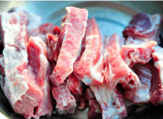酥香鲜嫩烤排骨 ,<a style='color:red;display:inline-block;' href='/shicai/ 10235'>猪肋排</a>切段洗净,在清水中泡10分钟,沥干水分备用