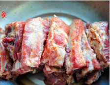 酥香鲜嫩烤排骨 ,将干粉混合一起,均匀涂抹在排骨上,冷藏入味2小时以上