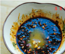 酥香鲜嫩烤排骨 ,把半只梨用料理机打成梨蓉备用,把迷迭香和大蒜切细碎,加入老抽、耗油、蕃茄酱、橙汁、米醋、孜然粒,调成秘汁