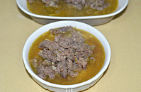 酸汤肥牛 ,待肉片煮熟后,淋上白醋即可出锅,将肉片放在金针菇上,浇上汤汁。