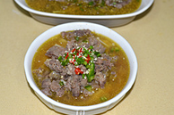 酸汤肥牛 ,放青椒粒，<a style='color:red;display:inline-block;' href='/shicai/ 803'>剁椒</a>，香葱碎和<a style='color:red;display:inline-block;' href='/shicai/ 678'>白芝麻</a>在肉片上，烧一勺热油，趁热浇上即可。