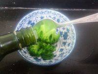 土豆西兰花吉利虾,用橄榄油,盐,胡椒粉搅拌好待用