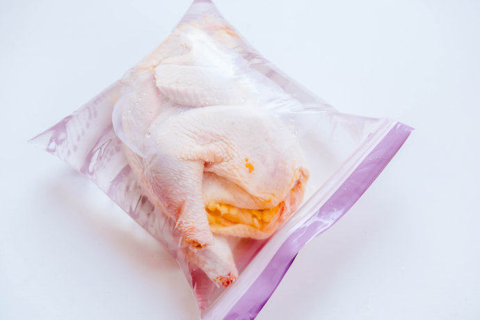 烤鸡,1000ml的水中加入60g盐,混合均匀后放入鸡,再将其密封静置一夜(可以选择密封盒放置或者如图密封袋,需注意,鸡肉要完全浸泡在水中,强烈推荐我用的加厚密封袋,很方便)