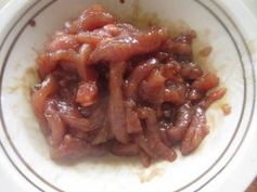 青椒榨菜肉丝,用<a style='color:red;display:inline-block;' href='/shicai/ 718'>料酒</a>，<a style='color:red;display:inline-block;' href='/shicai/ 692'>酱油</a>，<a style='color:red;display:inline-block;' href='/shicai/ 10588'>糖</a>抓匀少许码味10分钟至半小时