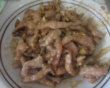 青椒榨菜肉丝,将腌制好的肉丝倒入翻炒到7-8成熟,承起备用