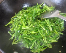青椒榨菜肉丝,另起油锅,下青椒丝翻炒