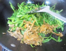 青椒榨菜肉丝,到7成熟的时候加入<a style='color:red;display:inline-block;' href='/shicai/ 722'>榨菜</a>丝炒匀,再加盐调味试试咸淡