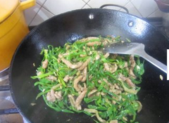 青椒榨菜肉丝,翻炒到熟起锅