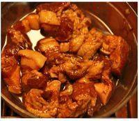 红豆肉粽,<a style='color:red;display:inline-block;' href='/shicai/ 414'>猪肉</a>洗净切大丁(大小自己随意),用料酒、酱油、盐巴腌制1小时备用