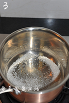 焦糖奶茶,不要动锅子,砂糖会在锅中慢慢融化。此时把<a style='color:red;display:inline-block;' href='/shicai/ 219'>牛奶</a>加热(我用微波炉)。