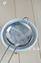 木瓜牛奶炖燕窝,把泡发好的燕条放入过滤网内冲洗干净，如有细小的绒毛用镊子挑出。