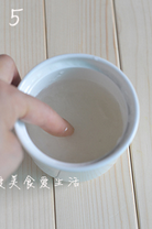 木瓜牛奶炖燕窝,顺燕窝的纹理把燕条撕成细条放入炖盅，加纯净水，水量高过燕窝一指节。