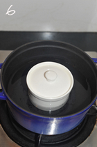 木瓜牛奶炖燕窝,加盖放入锅内，锅内水位至炖盅一半高，隔水小火慢炖45分钟即可。