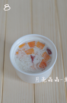 木瓜牛奶炖燕窝,把木瓜和<a style='color:red;display:inline-block;' href='/shicai/ 219'>牛奶</a>放入炖好的燕窝内。