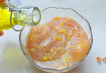 烤鸡胸肉粒牛油果彩蔬沙拉,最后倒入一勺<a style='color:red;display:inline-block;' href='/shicai/ 851'>橄榄油</a>,轻轻揉捏一下,让鸡胸肉变得更柔软。