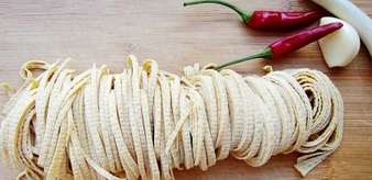 香辣豉油干豆腐丝,<a style='color:red;display:inline-block;' href='/shicai/ 480'>干豆腐</a>切丝；<a style='color:red;display:inline-block;' href='/shicai/ 86474'>干辣椒</a>、<a style='color:red;display:inline-block;' href='/shicai/ 2794'>大蒜</a>分别切碎；<a style='color:red;display:inline-block;' href='/shicai/ 3250'>葱</a>切丝备用；