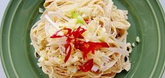 香辣豉油干豆腐丝,在干豆腐丝上放切好的干辣椒、蒜末，葱丝
