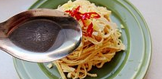 香辣豉油干豆腐丝,小锅倒入适量色拉油，油来后淋到豆腐丝上，让辣椒和蒜出香味