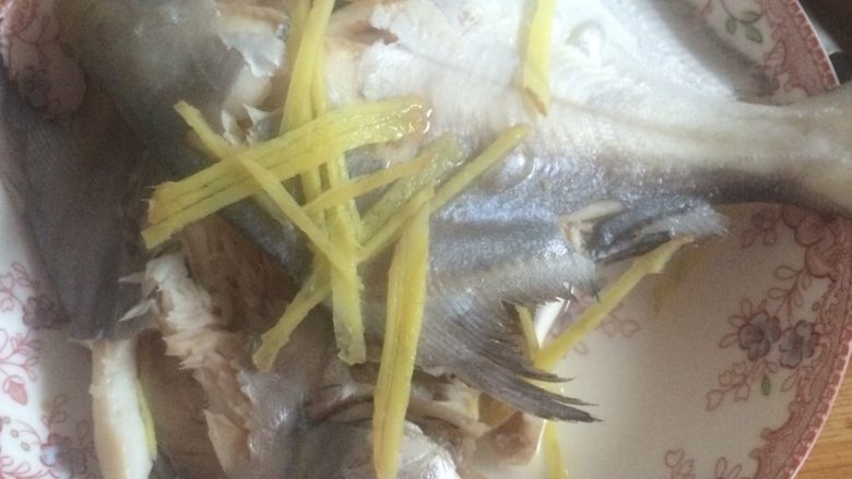 果仁烩鱼米,捞出备用