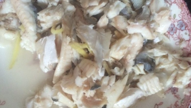 果仁烩鱼米,把鱼刺拨出来一起煮，加调料