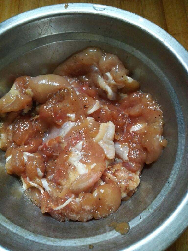 黄金鸡腿卷,加入盐，<a style='color:red;display:inline-block;' href='/shicai/ 134340'>黑胡椒粉</a>，<a style='color:red;display:inline-block;' href='/shicai/ 718'>料酒</a>，耗油揉匀，腌制1小时。
