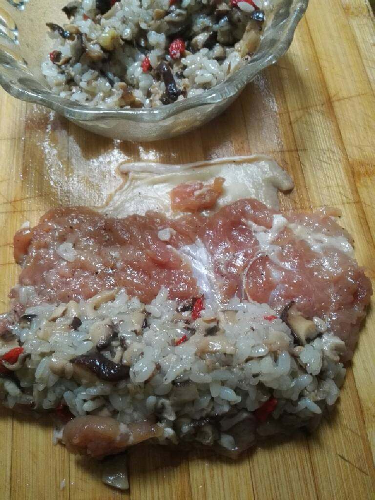 黄金鸡腿卷,把鸡肉平铺好，放上糯米饭。