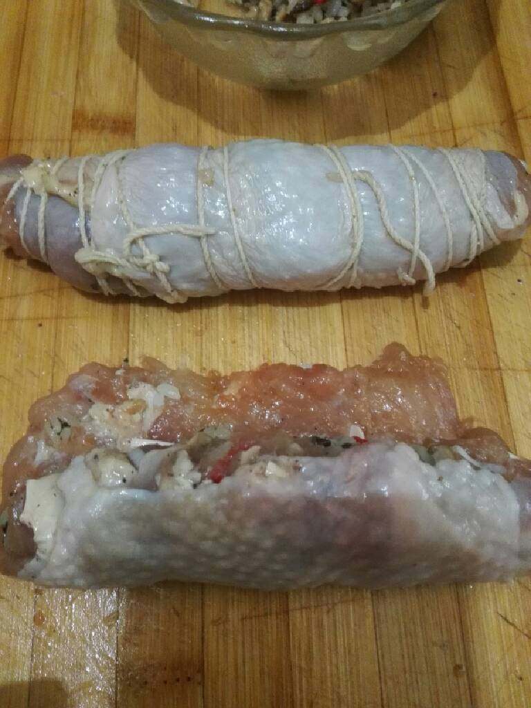 黄金鸡腿卷,从一边卷起。