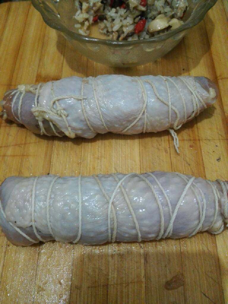黄金鸡腿卷,用绳子绑好。