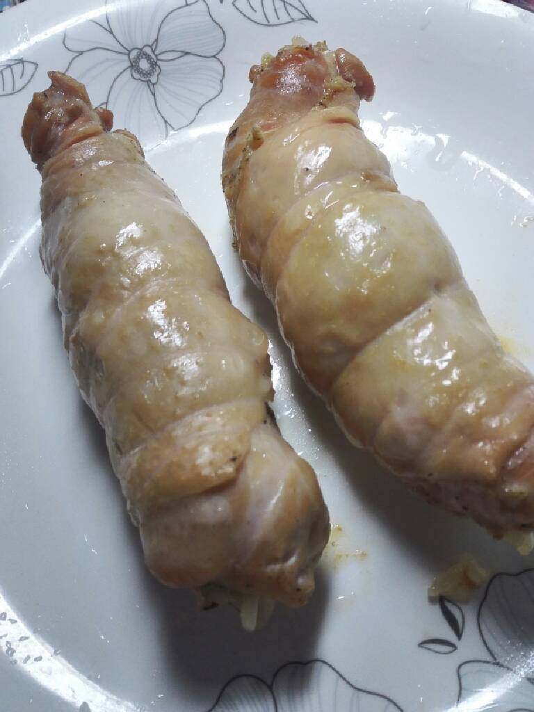 黄金鸡腿卷,入蒸锅蒸好拆掉绳子。