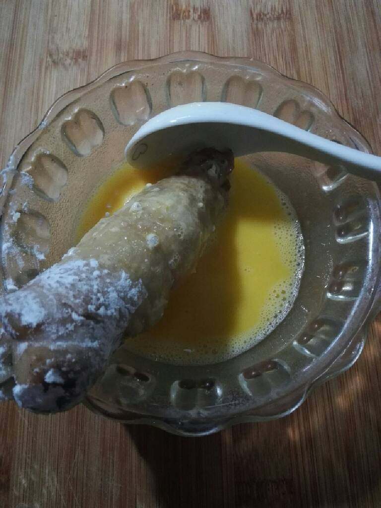 黄金鸡腿卷,沾上蛋液。