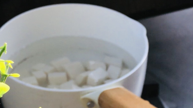 紫菜豆腐八卦汤,起锅烧开水,放入盐、豆腐、<a style='color:red;display:inline-block;' href='/shicai/ 720'>胡椒粉</a>