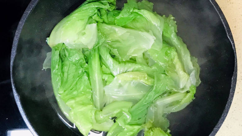 香菇炒生菜,锅里加水烧开,扔进生菜,烫软