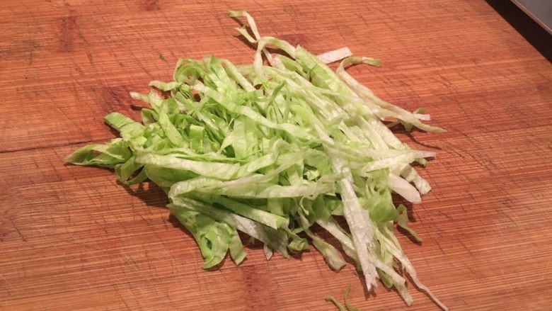 果仁拌苦菊,家里还有点生菜,也切了放进去了。
