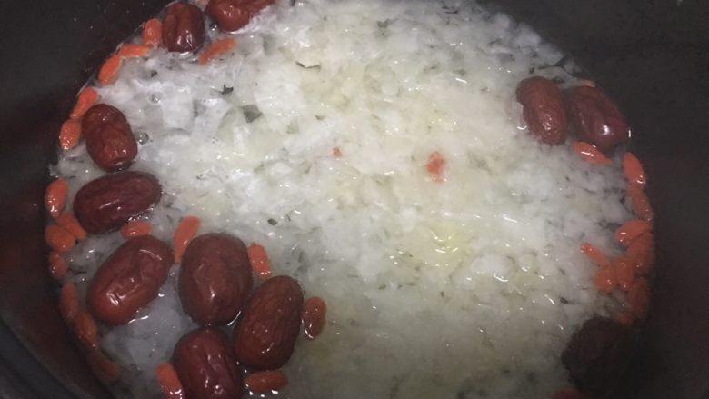 银耳羹,   银耳先熬半小时，因为用新鲜的所以不用泡发。熬半个多小时就能发红枣跟<a style='color:red;display:inline-block;' href='/shicai/ 673'>枸杞</a>。放后再熬十分钟。