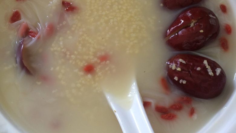 小米红枣枸杞粥