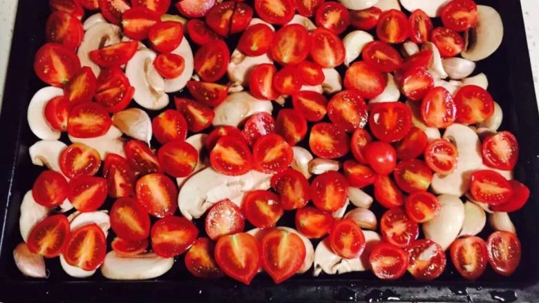 🍄🍅烤鸡腿,将<a style='color:red;display:inline-block;' href='/shicai/ 3438'>圣女果</a>和<a style='color:red;display:inline-block;' href='/shicai/ 2914'>蘑菇</a>如图切好、拌上盐和橄榄油备用。