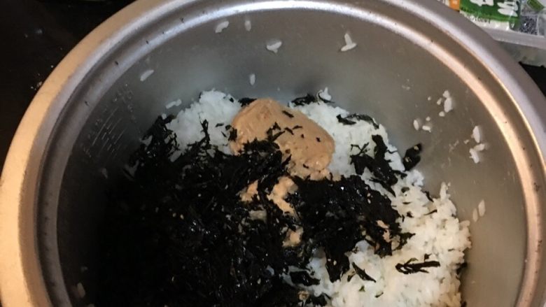 手抓饭团,把他们所有的拌起来✌️