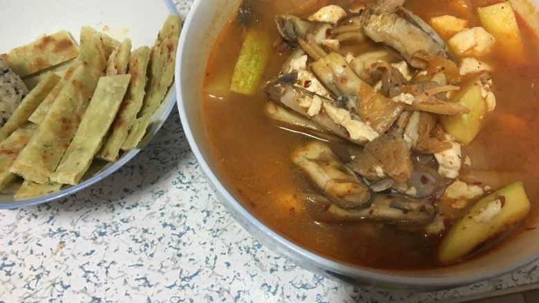 韩式辣白菜豆腐海鲜汤