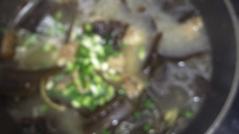 海带排骨汤,煮熟汤变白色加盐和鸡粉，出锅时放葱花。